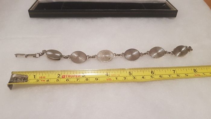 tiger eye bracelet,,good condition,buyer collects or pays postage, thank you, take as is,see pictures for condition