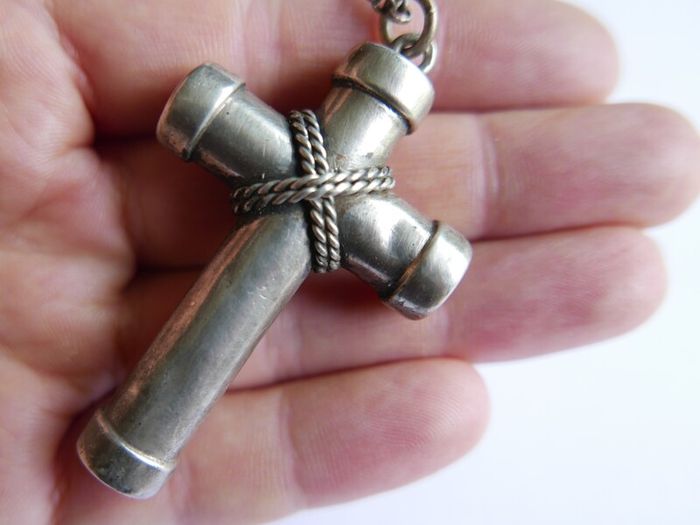 Vintage 925 Sterling Silver large Cross Pendant and Chain length 20" - 22g
