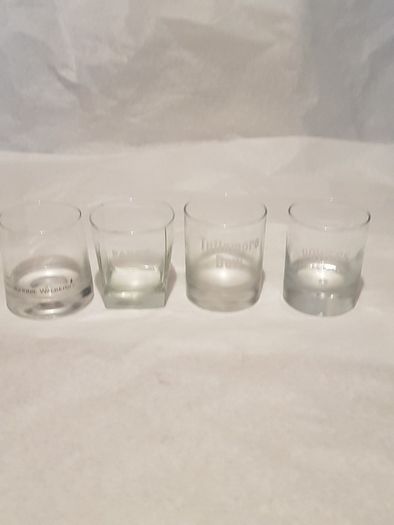 4x glasses ,,2x whiskey glasses 2 x baileys glasses tumblers 1x johnnie walkers 1 x tullamore dew, 2x Bailey's ,prefect condition,,buyer collects thank you,powers sold .