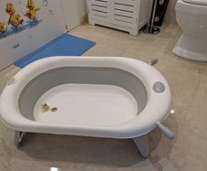 Foldable baby bath with newborn insert