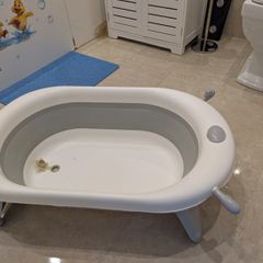 Foldable baby bath with newborn insert