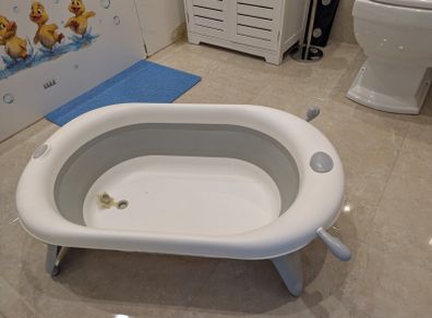 Foldable baby bath with newborn insert