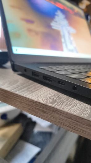Lenovo v15 / 16gb / R5 7520u
