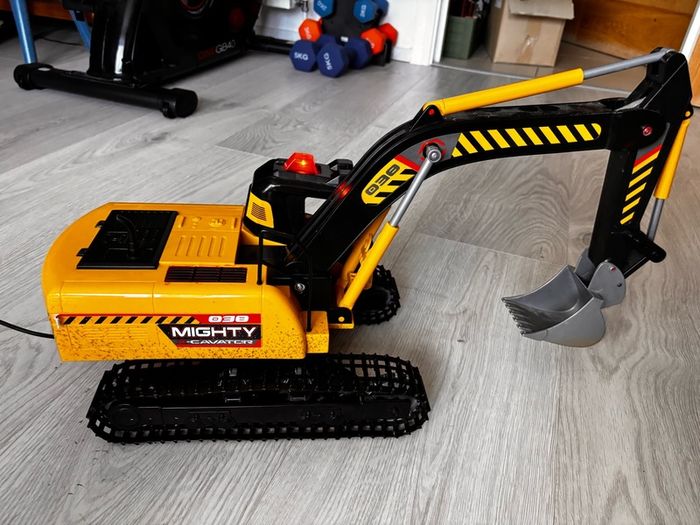 Excavator toy with remote