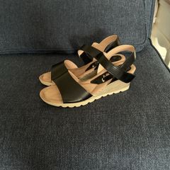 ladies leather sandals