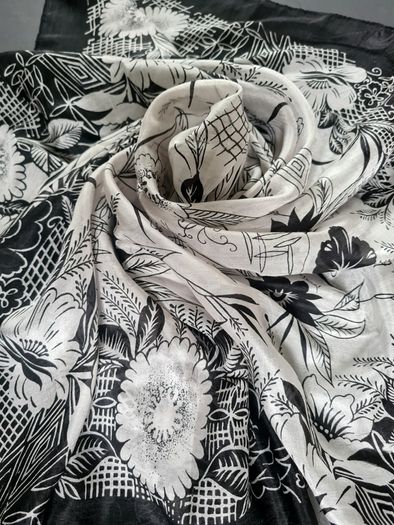 100% Pure Silk Scarf XL 108x108cm Black White Floral Print Vintage Style Square Shawl Wrap