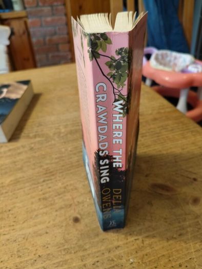 Paperback book, Where the crawdads sing, Delia Owens