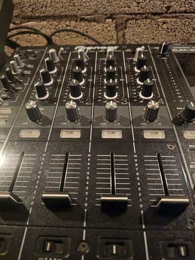 Pioneer DJM 800 (Mint Condition)