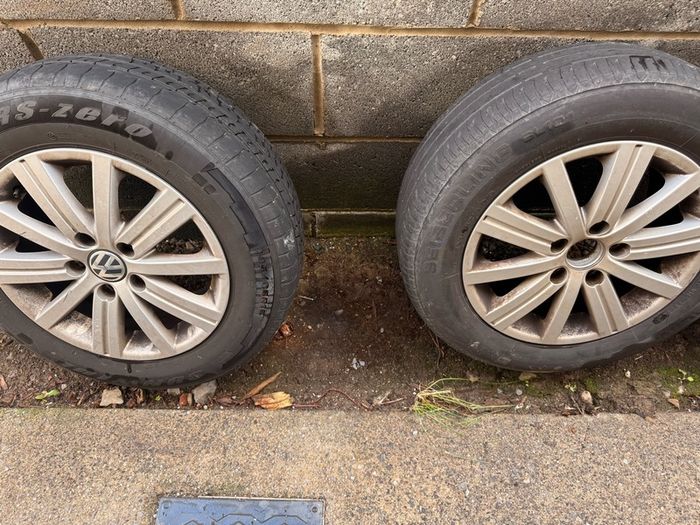 VW Golf original alloys and tyres