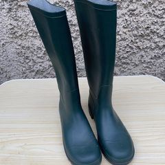 Green Wellington boots, size 38.