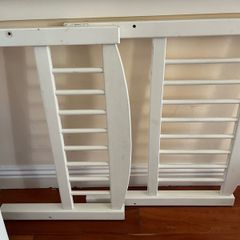 Wooden Toddler Bed (white)