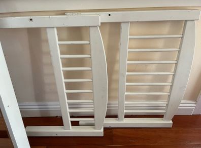 Wooden Toddler Bed (white)