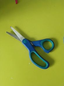 Left handed scissor