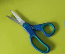 Left handed scissor