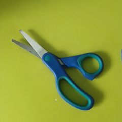 Left handed scissor
