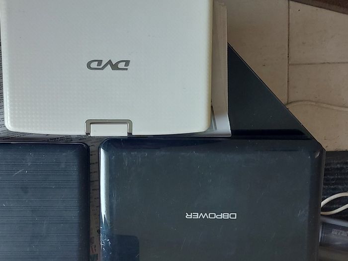 5 Portable DVD Players, all working, but no charges for them, all in very good condition