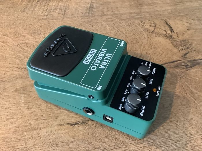 BEHRINGER UV300 Ultra Vibrato pedal (Boss VB-2 copy)
