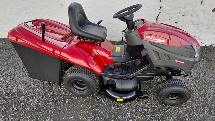 Castlegarden PTX 210 HD "40" Ride on Lawnmower .. like new . Perfect condition . Used only a couple of times