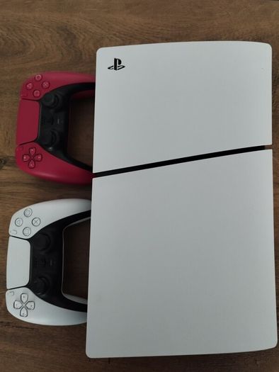 PS5 Digital version slim + 2 controllers