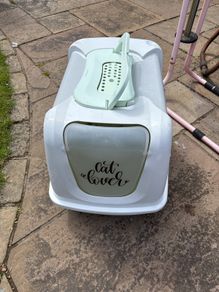 Cat litter tray with lid