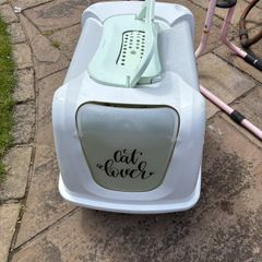 Cat litter tray with lid