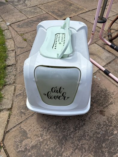 Cat litter tray with lid