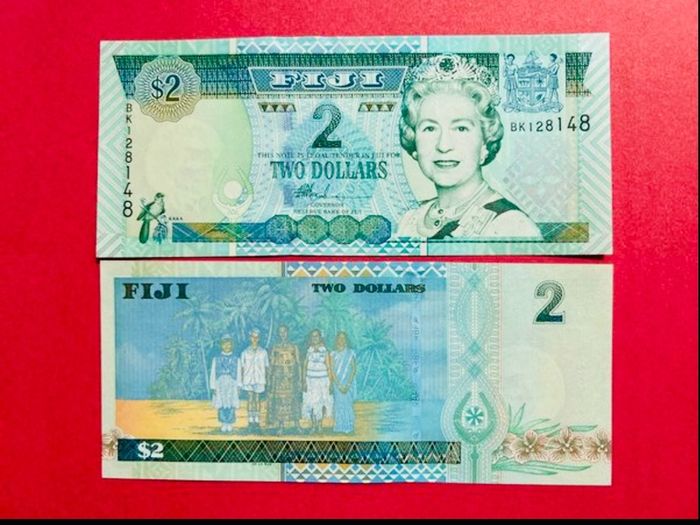 Fiji  2 Dollars  2002 . Pick 104a. UNC