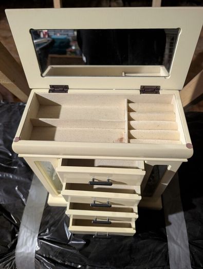 Vintage creamy jewelry box