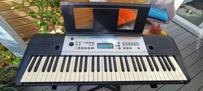 YAMAHA YPT 255 Keyboard with stand for sale