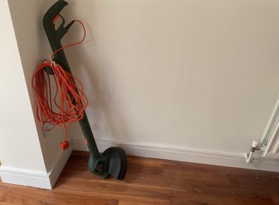 Black and Decker GL 540 Trim 'n' Edge corded strimmer
