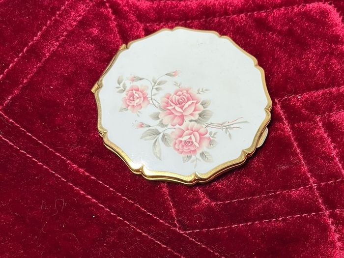 Stratton compact