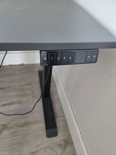 Electronic standing desk