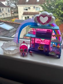 Hatchimal house and hatchimals