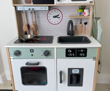 Toy kitchen