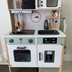 Toy kitchen