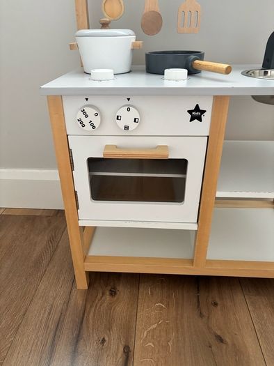 kids play kitchen