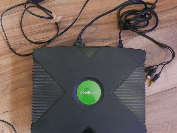Microsoft Original Xbox Console Bundle (works well)