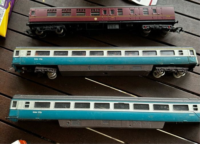 Some random parts for hornby trains. Included is 2 British rail coaches in need of repair. A Harry Potter coach. Also various goods trucks