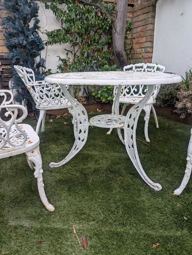 Ornate cast iron garden table and 4chairs
