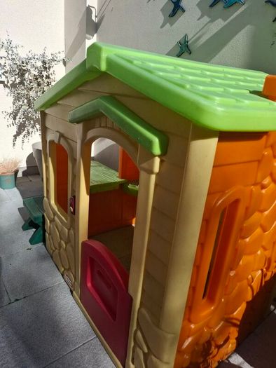 Little Tikes Playhouse with Picnic Table