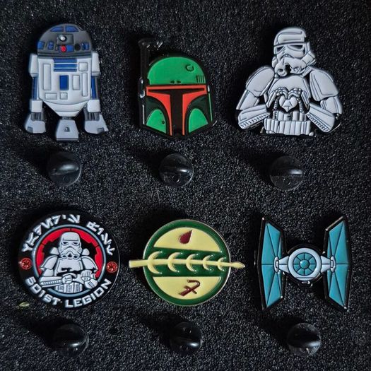 Star wars , pin back badges.