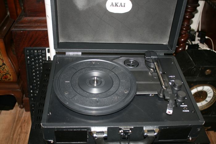 Akai A60011N Bluetooth Vinyl Turntable with Built-In Rechargeable Battery, 2 x 5 W Stereo Speakers, 3.5 mm AUX Jack, RCA Output, 3 Hours Playtime, Briefcase Style with Faux Leather Case, Black