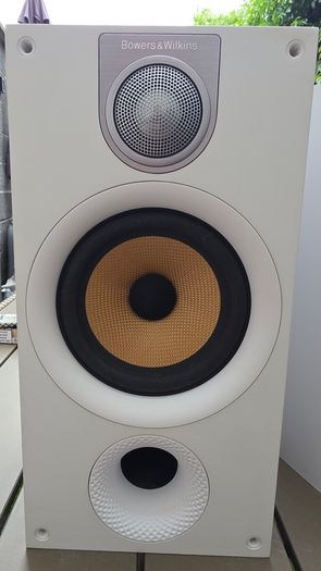 Bowers & Wilkins 686 S2 speakers