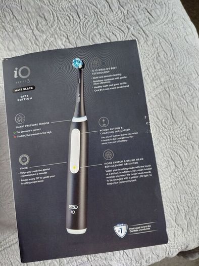 Oral-B iO Series 3 Electric Toothbrush Gift Edition in Matt Black