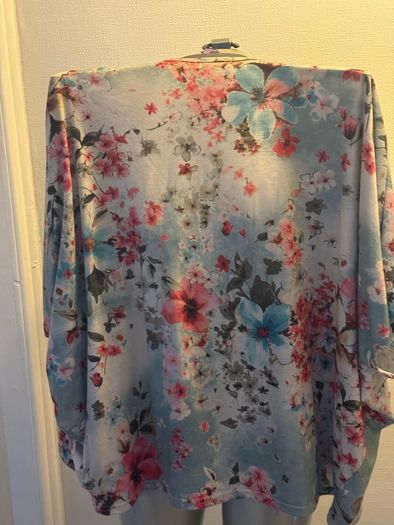 A/wear floral cover up kimono size S/M would fit up to size UK16 EU44 Postage included
