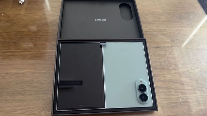 Samsung z fold 8 512 gm