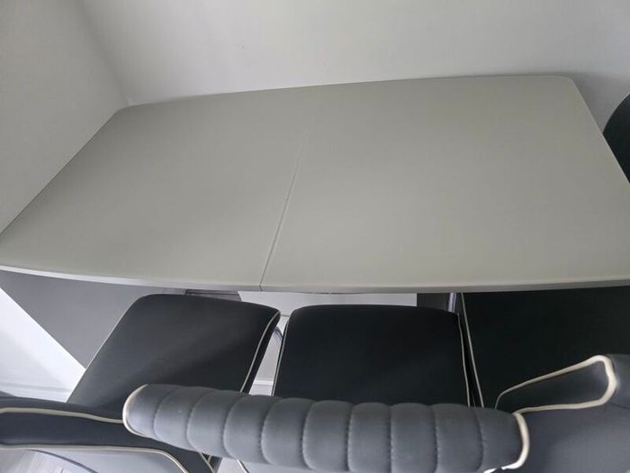 Extendable dining table
