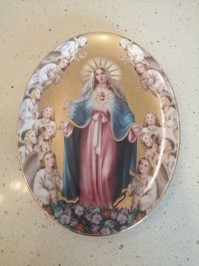 This is a limited edition Fine porcelain Plate by The Franklin Mint. Mary Queen of Angels.   9ins width and 7ins length approx