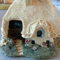 Vintage Thatched Country Cottage Model