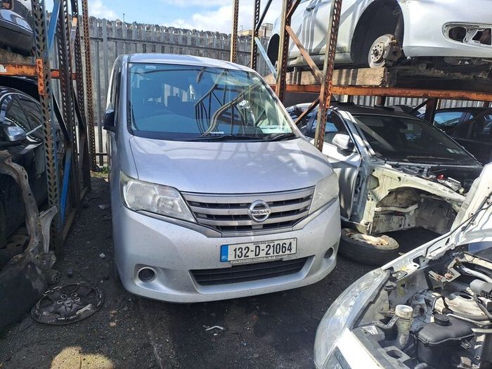 131 Nissan Serena breaking for parts